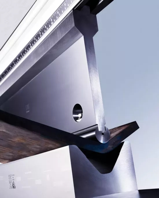 需要重型沖頭架、大半徑?jīng)_頭和重型 60 度模具來彎曲這種厚HSS