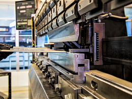 五金沖壓模具加工廠，如何處理沖壓件裂紋和翹曲？