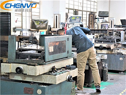 五金沖壓模具中，如何降低沖裁力呀？