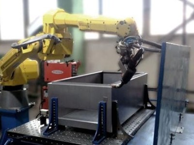 寮步鈑金加工廠的沖床自動(dòng)化生產(chǎn)