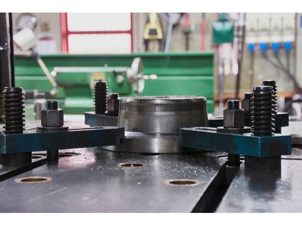 重慶五金沖壓件加工廠，拉伸模出現(xiàn)裂痕如何延長壽命？