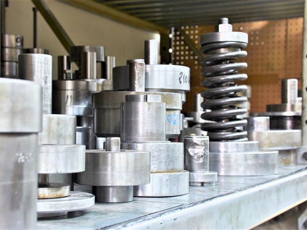 五金沖壓模具多少錢？外發(fā)加工價(jià)格_24小時(shí)報(bào)價(jià)