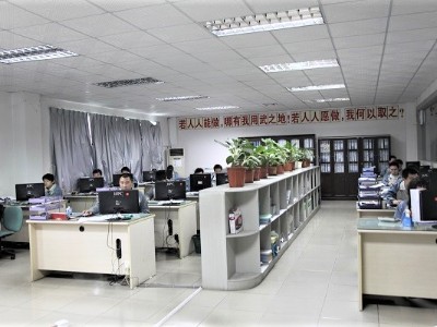 深圳五金沖壓廠，五金加工機械手操作8-誠瑞豐科技