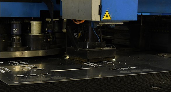 沖壓機(jī)對于切割相對簡單的零件特別有效，否則零件將被激光或水刀切割